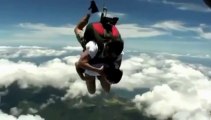instructor de paracaida leda golpe a su estudiante en pleno vuelo