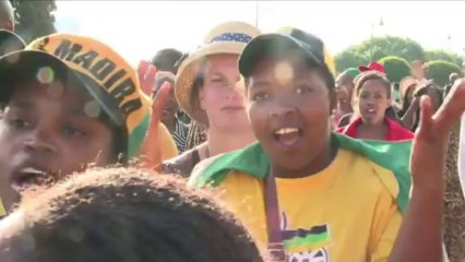S.Africans rush for last glimpse of Mandela's casket