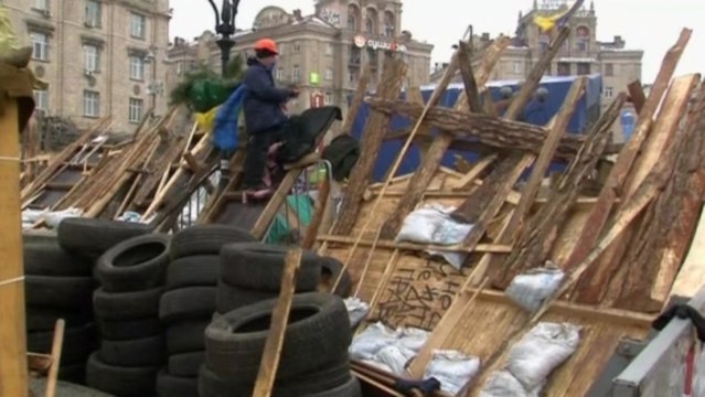 Ukraine holds crisis talks, protesters prepare for mass rally