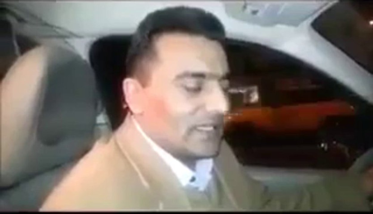 Taxi Driver’s Unique Way of Attracting Customers