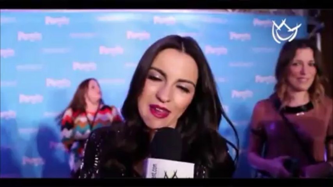 Maite Perroni canta ''Campana Sobre Campana'' en la alfombra de Estrellas People
