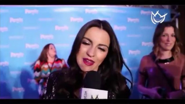 Maite Perroni canta ''Campana Sobre Campana'' en la alfombra de Estrellas People