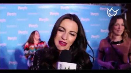 Maite Perroni canta ''Campana Sobre Campana'' en la alfombra de Estrellas People