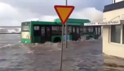 Un bus amphibie, il roule dans 1m d'eau! Taré...