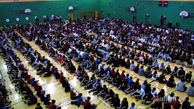 1500 élèves d'une école au Québec refont la cup song