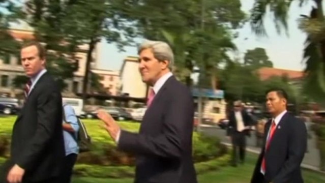 John Kerry visits cathedral in Vietnam