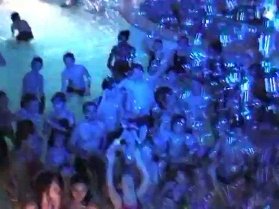 Dancefloor géant à la piscine de Vitré - Soirée FluoDance