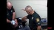 Policier américain éclate la tête d'un prisonnier contre un mur.