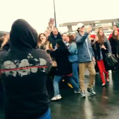 Хью Джекман общается с поклонниками 14.12.2013 на мероприятии в Walmart