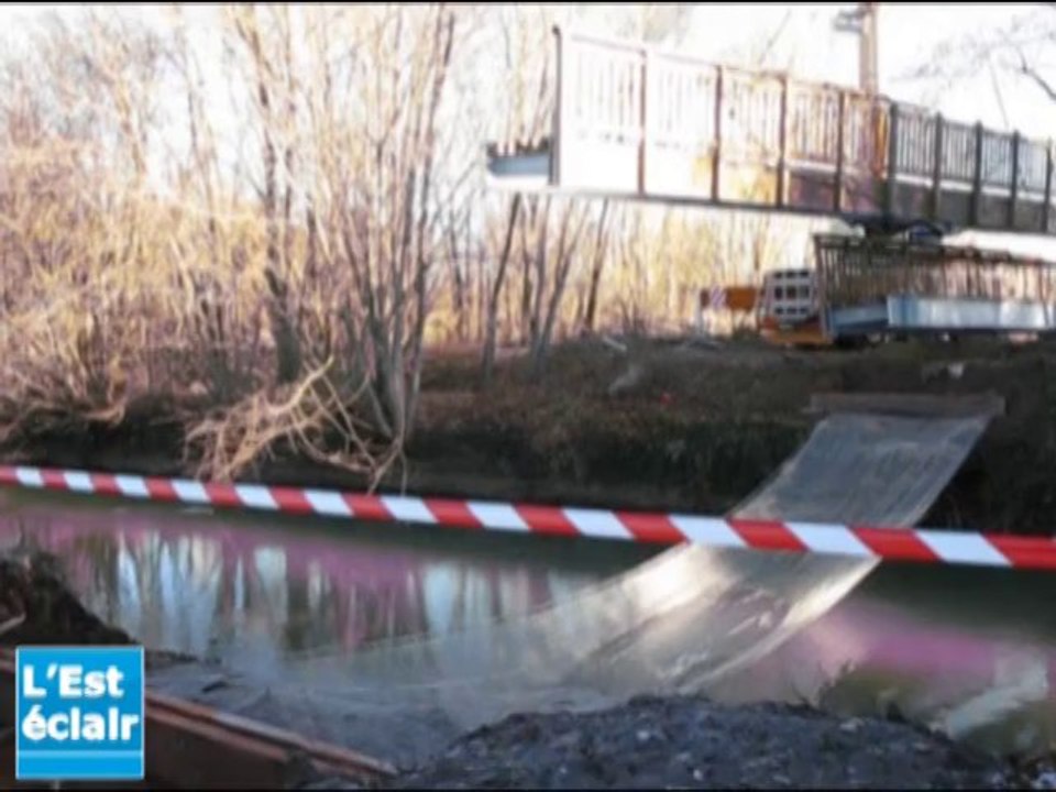 Une passerelle relie Saint-Julien à la Moline et Troyes