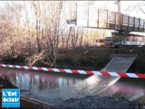 Une passerelle relie Saint-Julien à la Moline et Troyes