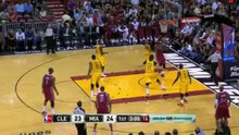 Lebron 防守成功偷球後，再於進攻時背籃轉身灌籃!
