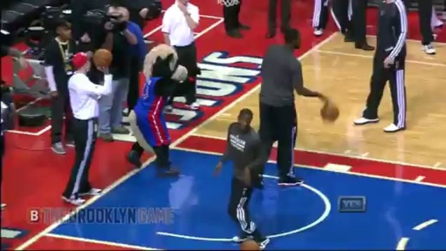 Attaque de la mascotte et vengeance! Hilarant ces joueurs de NBA!