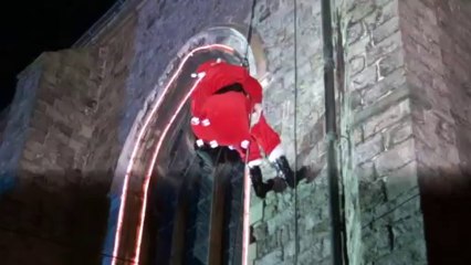 Père Noël descend l'église le 11 décembre 2013