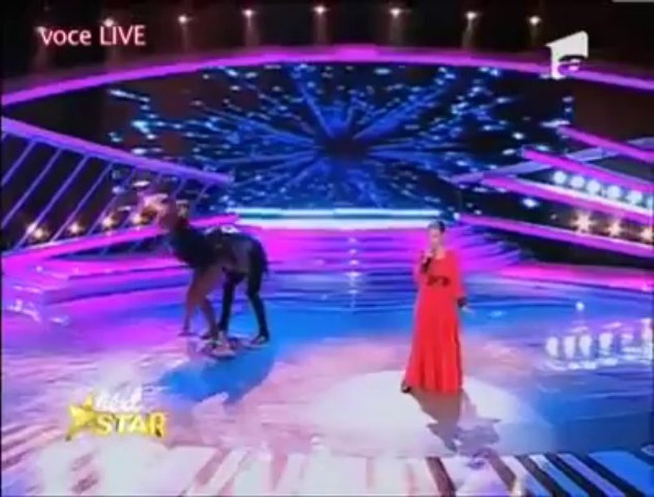 Elena Hasna, l'incroyable voix d'une roumaine de 12 ans qui chante Je suis malade