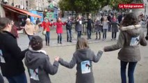 Dinan. Flashmob par les danseurs du cercle du Poudouvre