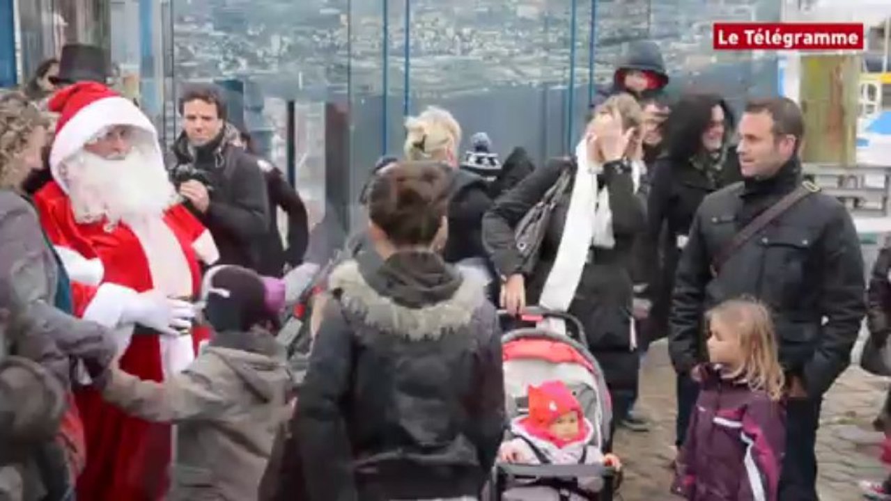 Lorient. Le Père Noël a débarqué du bateau-bus