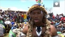 Un grupo de guerreros zulúes danza para los habitantes de Qunu en honor a Mandela