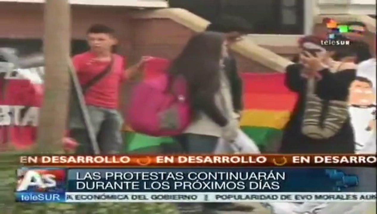 Manifestantes colombianos rechazan destitución de alcalde de Bogotá