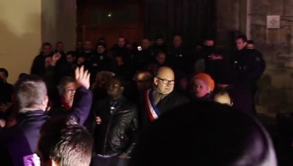 (HD) Scandaleuse intervention policière à la Basilique de Saint-Denis