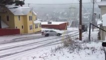 Une voiture négocie un virage dans la neige... enorme!