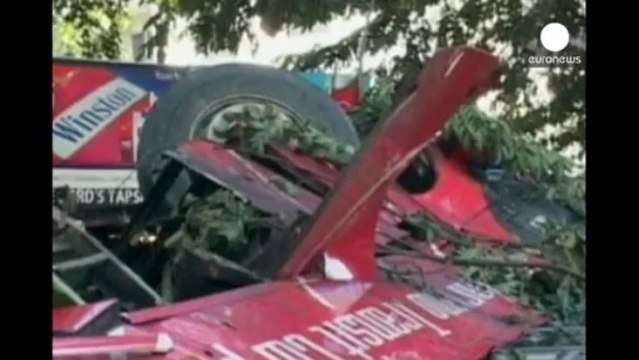 Filipinlerde otobüs kamyonetin üstüne düştü