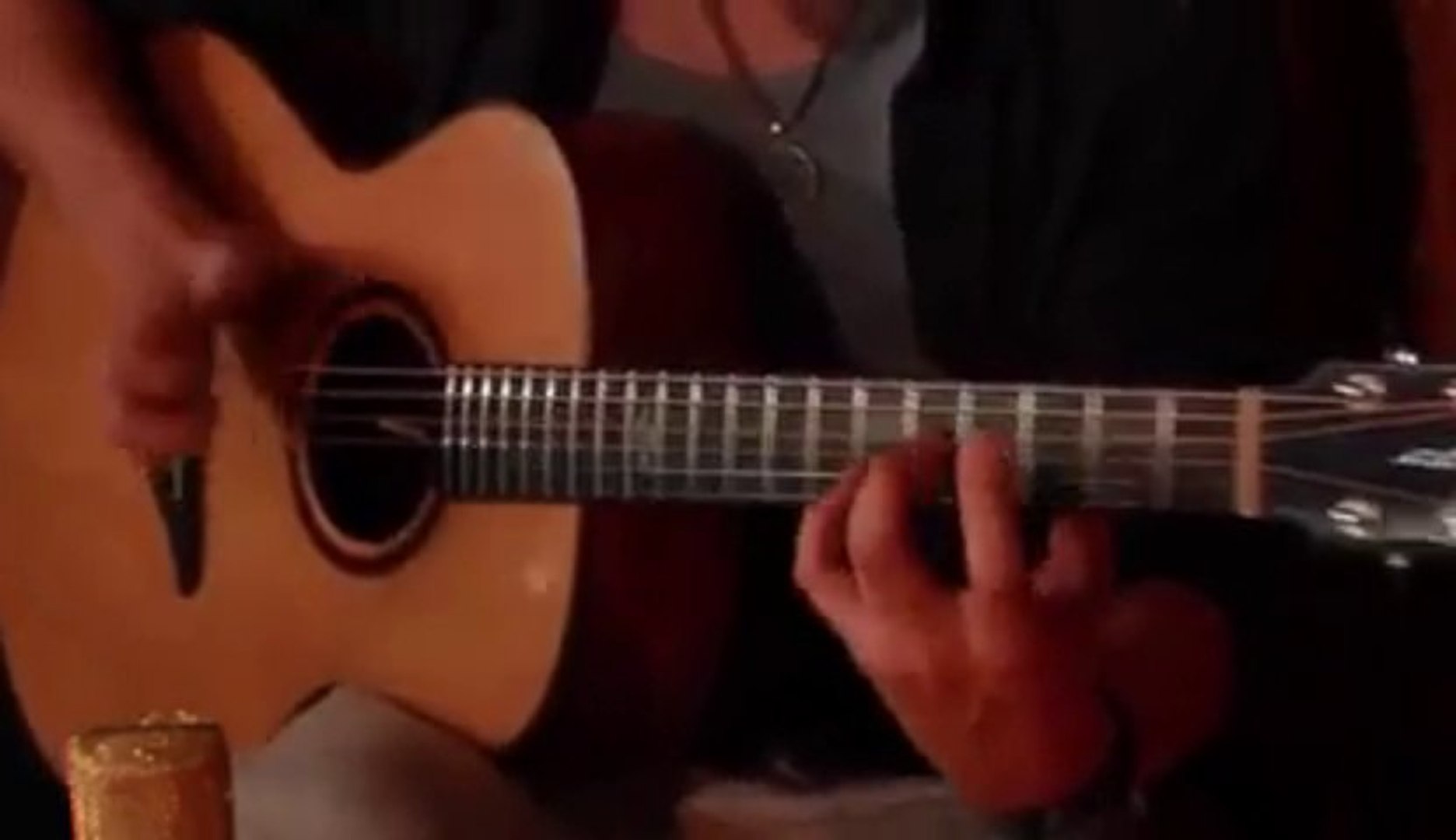 Solo de guitare Acoustique impressionnant! - Vidéo Dailymotion