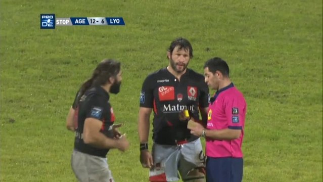 Chabal met un gros coup de poing en plein match! Violent.