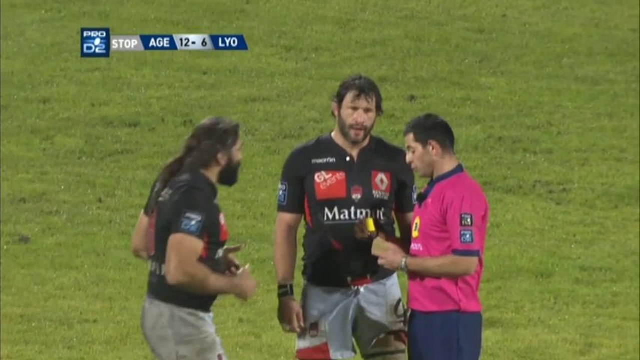 Chabal met un gros coup de poing en plein match! Violent.