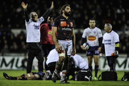 Sébastien Chabal assomme Marc Giraud en plein match
