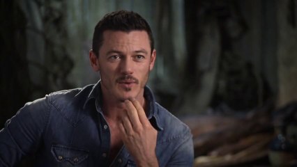 "Bard is Afraid of the Dragon" The Hobbit 2 : Bard Interview HD (TwoMovies.name)