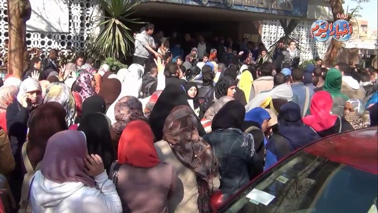 وقفة لطلاب الإخوان أمام جامعة عين شمس