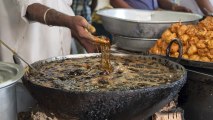 Hands In Boiling Oil: Indian Chef Fries Fish With Bare Hands