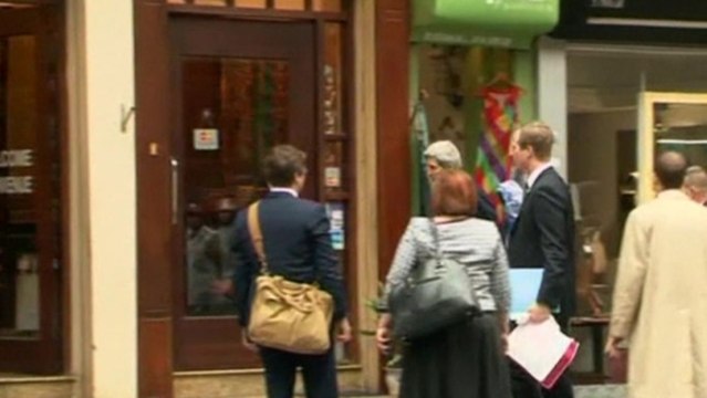 John Kerry visits shops in Hanoi