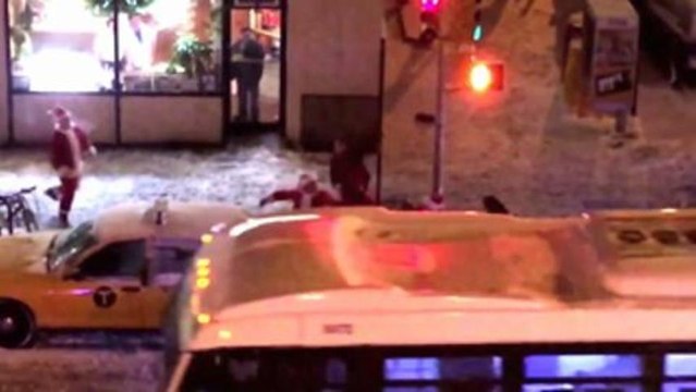 Grosse bagarre de pères Noël en plein New York