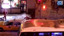 Des pères Noël se battent en pleine rue