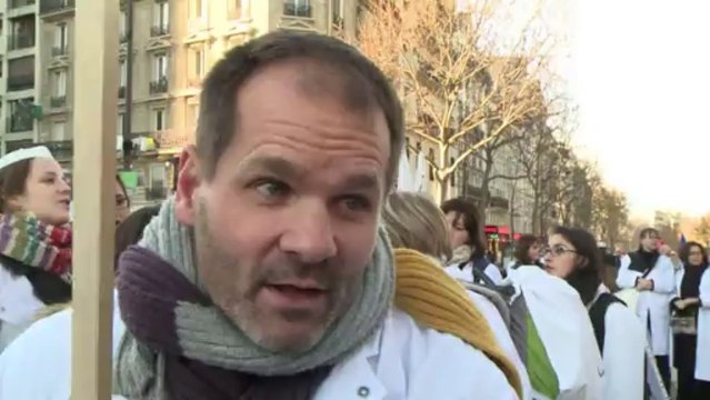 Paris: les sages-femmes à nouveau dans la rue