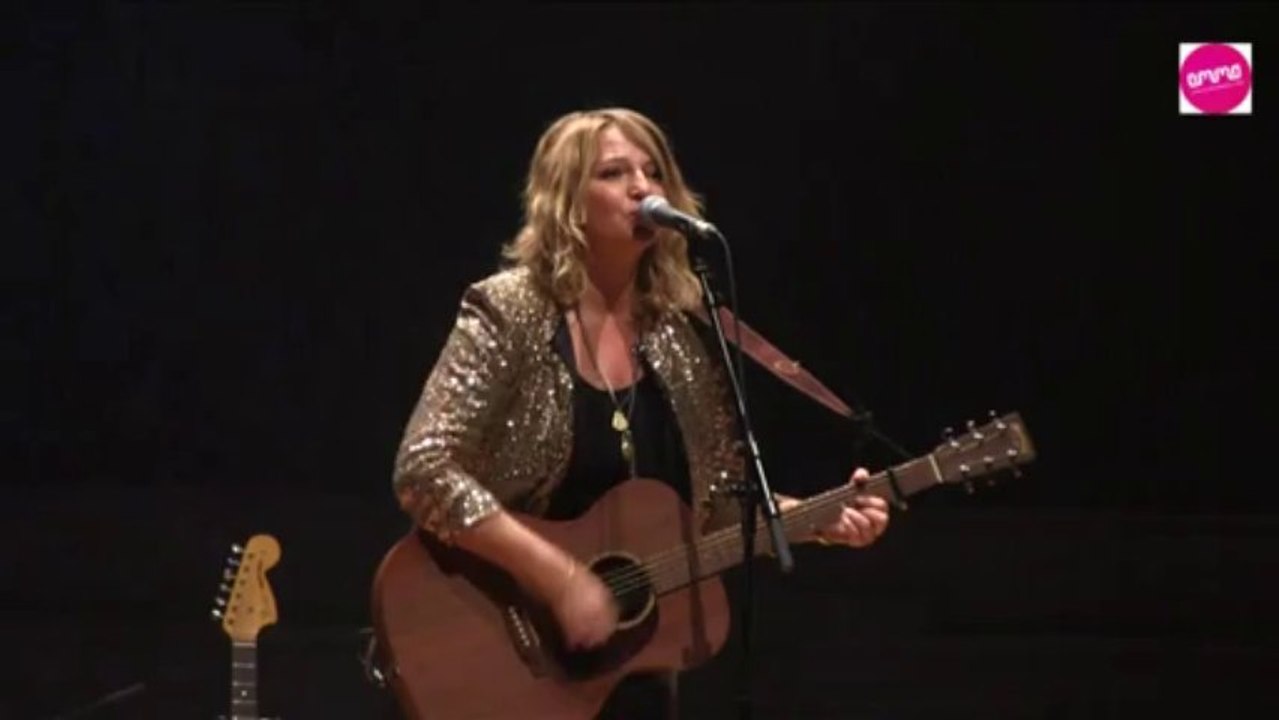 Sacré Francais : Tous autour de Lucie