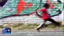 Mexicanos juegan fútbol en cualquier espacio improvisado
