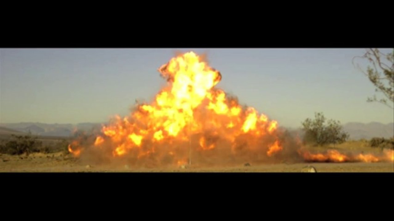 Explosion d'un sapin de Noël au ralenti