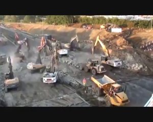 Comment démolir un pont de 1400 tonnes en quelques minutes!