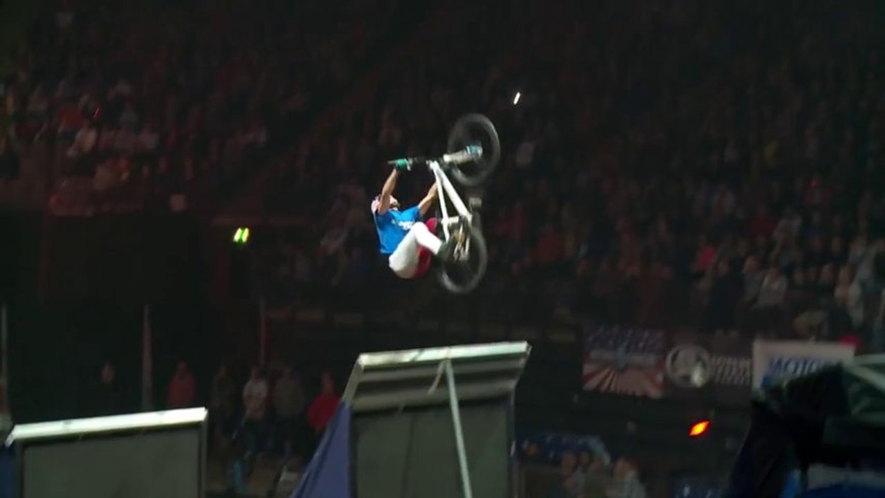 Superman Double Backflip en BMX : Première fois au monde !! Nitro Circus Tour 2013