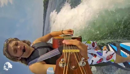 Faire du surf en jouant de la guitare et en chantant! Cool...