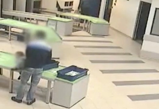 Un agent de sécurité fait un plongeon pour sauver un bébé