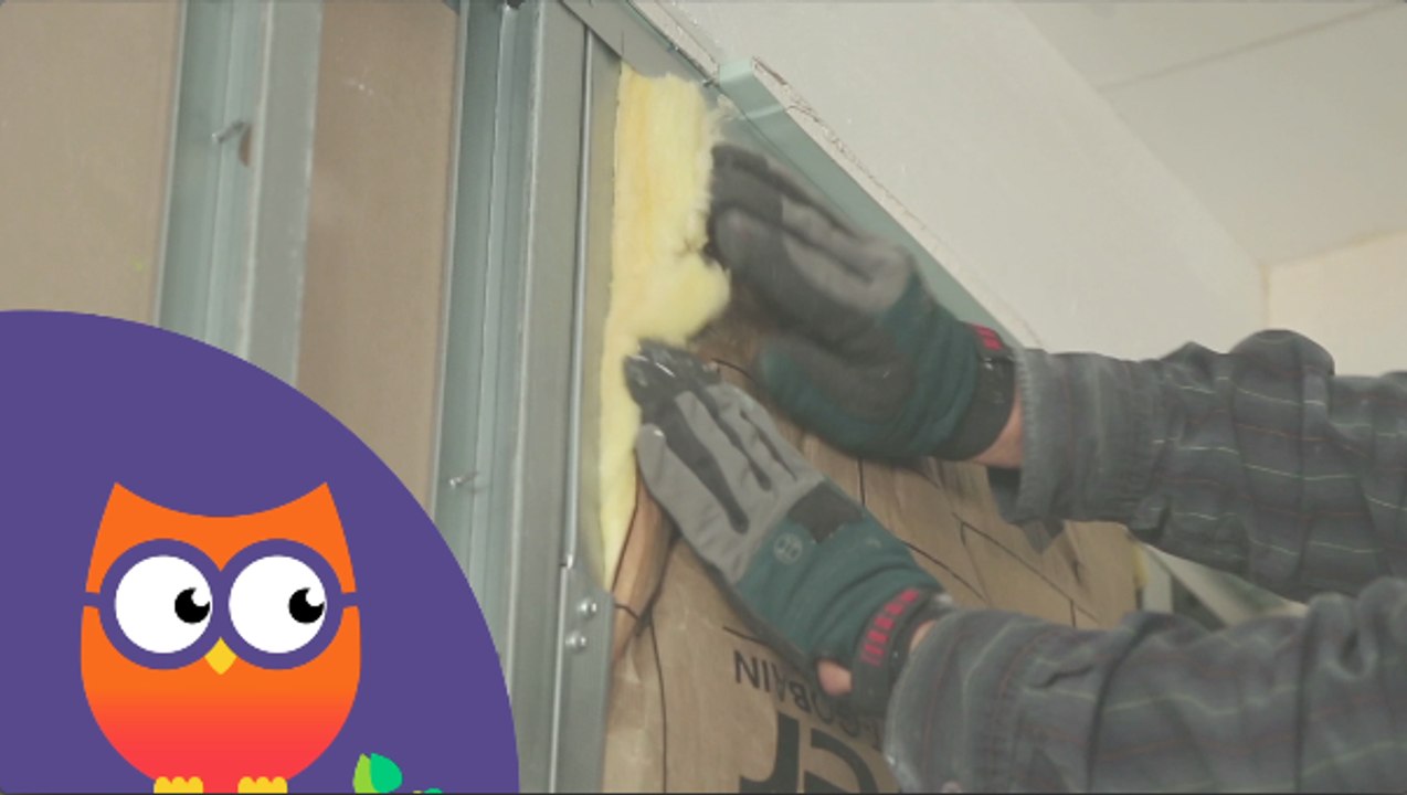 Comment poser des rouleaux d'isolant sous une ossature métallique (Ooreka.fr)