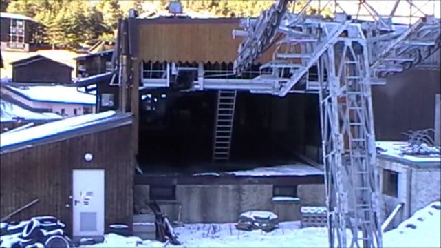 Le télécabine du Melezet à l'arret à la station de La Norma