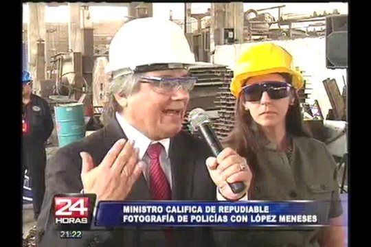 Ministro Albán calificó de 'repudiable' fotografía de policías con López Meneses