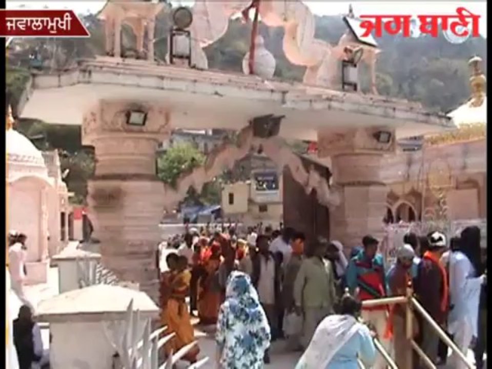 ਮੰਨਤ ਪੂਰੀ ਹੋਣ 'ਤੇ ਭਗਤ ਨੇ ਮੰਦਰ 'ਚ ਚੜ੍ਹਾਇਆ 1 ਕਿਲੋ ਸੋਨੇ ਦਾ ਛਤਰ