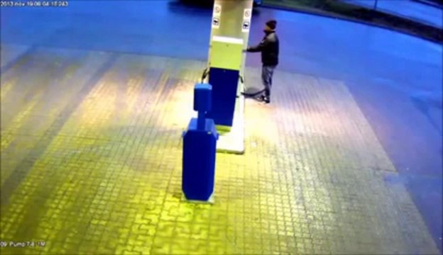 Le gars enchaine les FAILS à la station essence!