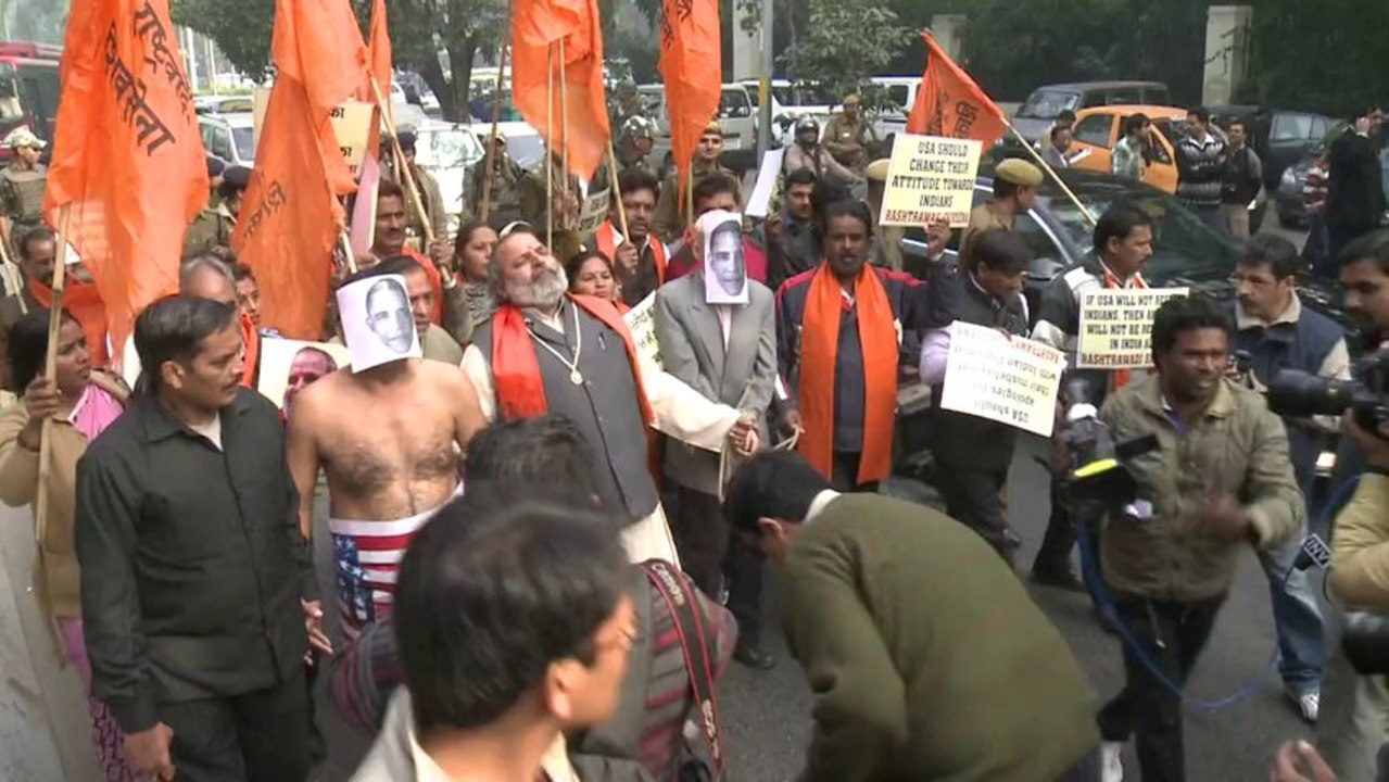 Indianos protestam contra prisão de diplomata nos EUA